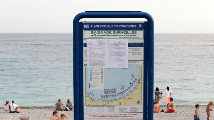 Un arrêté municipal interdisant le port du burkini sur une plage de Nice, le 19 août 2016 [JEAN CHRISTOPHE MAGNENET / AFP/Archives]