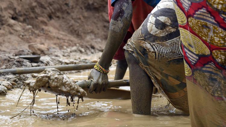 Des femmes travaillent dans une mine d'or de Centrafrique, le 5 mai 2014 à Gaga [Issouf Sanogo / AFP/Archives]