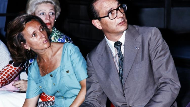 Le Premier ministre Jacques Chirac et son épouse Bernadette visitent le Pavillon d'argent à Kyoto, en août 1976 [- / AFP/Archives]