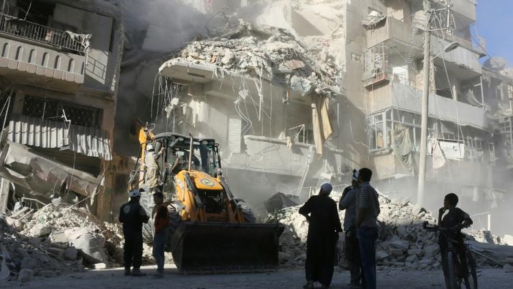 Déblaiement des décombres d'un immeuble détruit par les bombardements du régime syrien le 24 septembre 2016 à Alep [THAER MOHAMMED / AFP]
