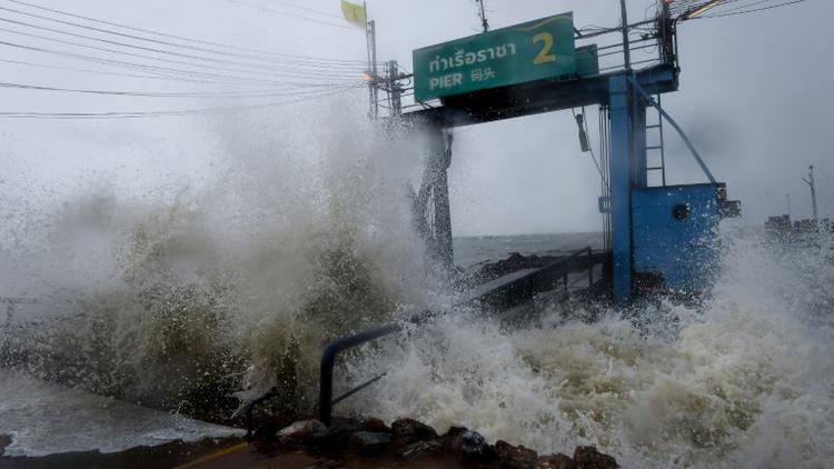 Des vagues provoquées par la tempête Pabuk s'écrasent contre un débarcadère dans la province de Surat Thani (sud de la Thaïlande), le 4 janvier 2019 [Lillian SUWANRUMPHA / AFP]