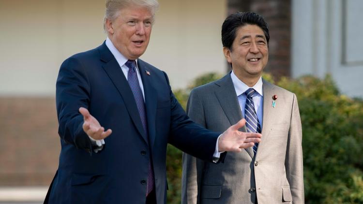 Photo d'archives de la rencontre le 5 novembre 2017 entre le président américain Donald Trump et le Premier ministre japonais Shinzo Abe près de Tokyo [Jim WATSON / AFP/Archives]