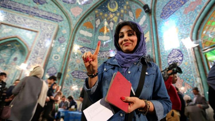 Une électrice iranienne dans un bureau de vote de Téhéran, la capitale de l'Iran, le 26 février 2016 [ATTA KENARE / AFP]