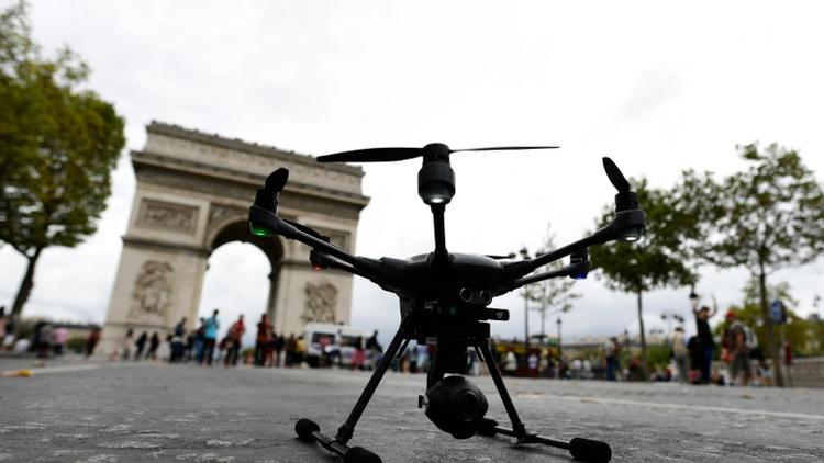 Un drone sur les Champs-Elysées, le 4 septembre 2016 à Paris [MIGUEL MEDINA / AFP]