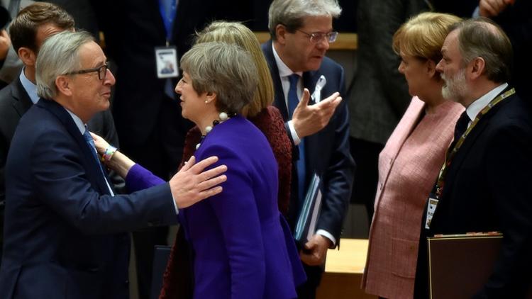 Le président de la Commission européenne Jean-Claude Juncker (g) accueille la Première ministre britannique Theresa May (2e g) et la chancelère allemande Angela Merkel (2e d), le 22 mars 2018 à Bruxelles [ERIC VIDAL / POOL/AFP]