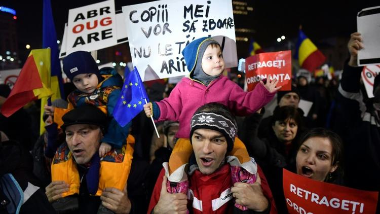 Des Roumains manifestent contre un assouplissement de la législation anticorruption, le 3 février 2017 à Bucarest  [DANIEL MIHAILESCU / AFP]