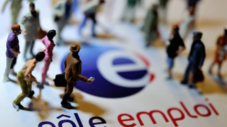 Le logo de pôle emploi avec des figurines [Philippe Huguen / AFP/Archives]