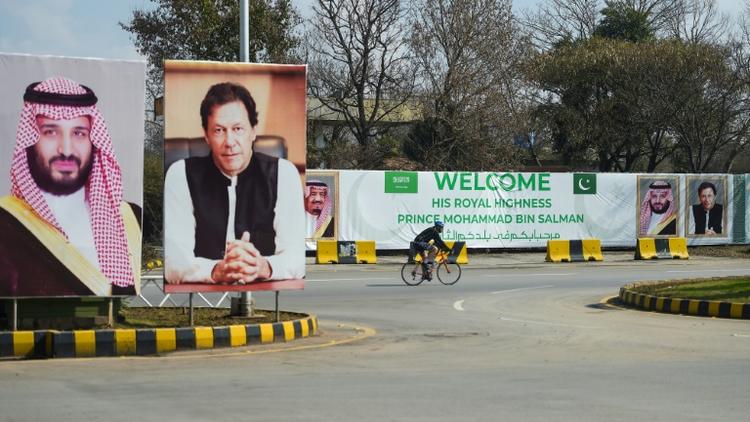 Des portraits du Premier ministre pakistanais Imran Khan (d) et du prince héritier saoudien Mohammed ben Salmane (g) avant son arrivée au Pakistan, le 15 février 2019 à Islamabad [AAMIR QURESHI / AFP]