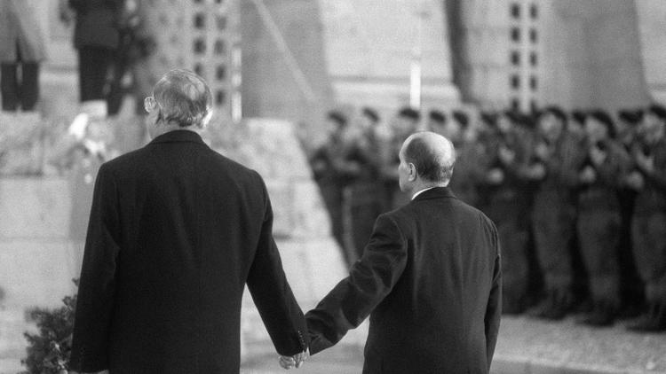 Francois Mitterrand et Helmut Kohl le 22 septembre 1984 à Douaumont [ / AFP/Archives]