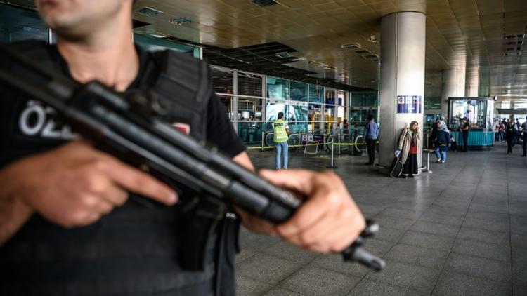 Un policier turc le 29 juin 2016 à l'aéroport international Ataturk à Istanbul [OZAN KOSE / AFP]