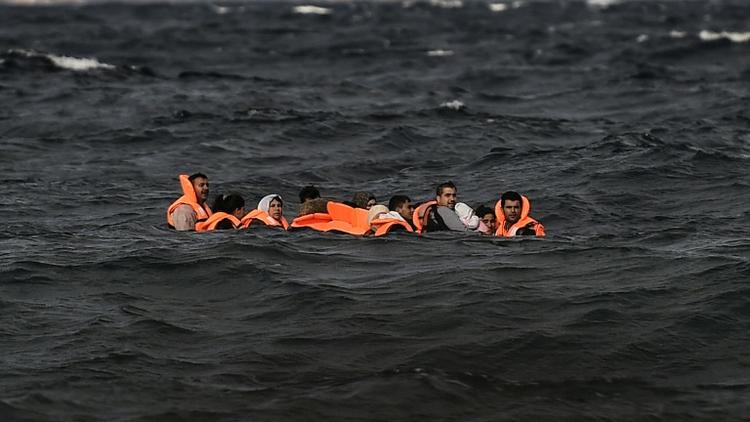 Des migrants arrivent sur l'île grecque de Lesbos, le 31 octobre 2015, après avoir traversé la mer Egée [ARIS MESSINIS / AFP]