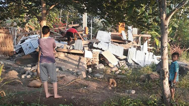 Des Indonésiens fouillent dans les décombres d'une maison de Lombok en Indonésie après un tremblement de terre, le 29 juillet 2018 (Photo transmise par l'agence indonésienne de gestion des catastrophes) [Handout / Nusa Tenggara Barat Disaster Mitigation Agency/AFP]