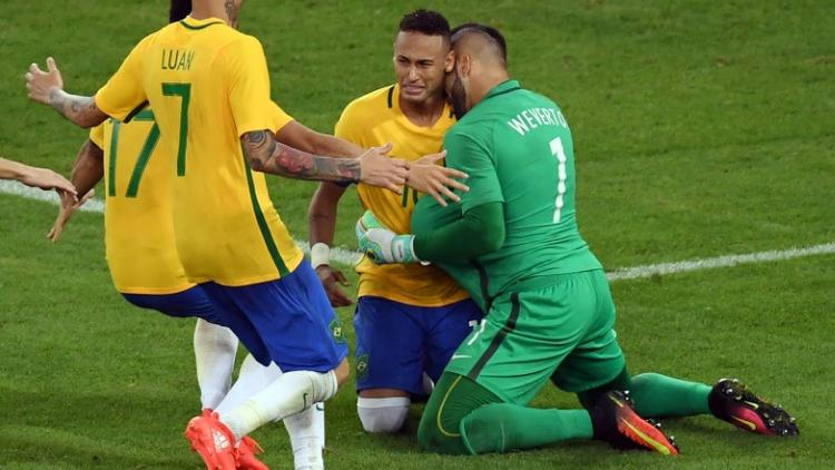 L'attaquant brésilien Neymar et ses coéquipiers fêtent leur victoire en finale du tournoi olympique face à l'Allemagne, le 20 août 2016 au Maracana [Martin BERNETTI / AFP]
