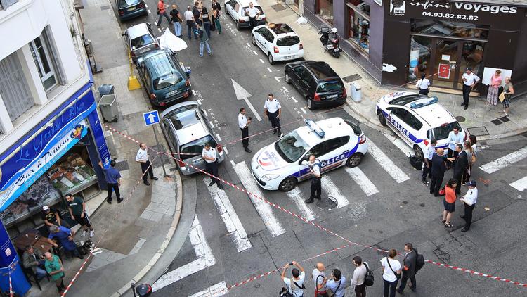 Des experts et des policiers étudient une scène de crime à Nice, le 11 septembre 2013 [Jean Christophe Magnenet / AFP/Archives]