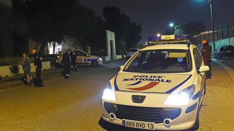 Une voiture de police sur les lieux d'une fusillade à Marseille où trois hommes ont été tués, le 3 avril 2016  [BORIS HORVAT / AFP]