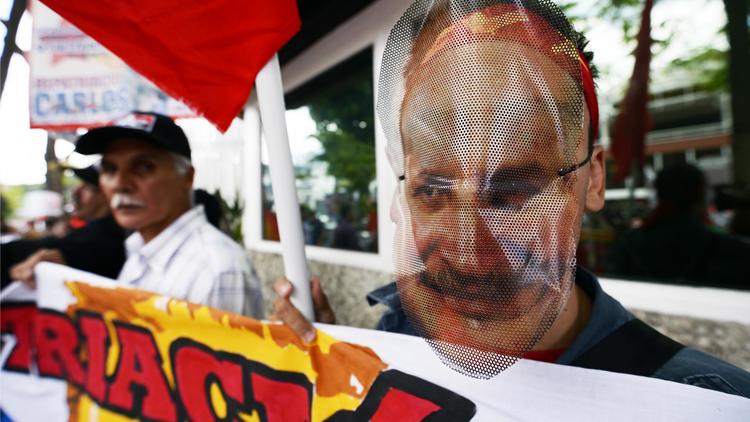 Manifestants devant l'ambassade de France à Caracas demandant le rapatriement de Carlos au Vénézuela, le 22 août 2013 [Juan Barreto / AFP/Archives]