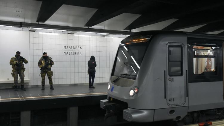 Des militaires belges montent la garde, le 25 avril 2016 à la station de métro Maelbeek à Bruxelles, à sa réouverture un mois et trois jours après les attentats jihadistes qui ont frappé la capitale belge, faisant 32 morts et des centaines de blessés [JOHN THYS / AFP]