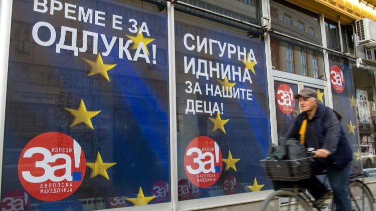 Une affiche électorale avec le slogan "Pour une Macédoine européenne!" à Skopje le 29 septembre 2018. [Robert ATANASOVSKI / AFP]