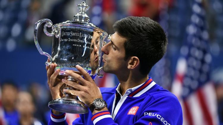 Novak Djokovic embrasse le trophée à l'issue de l'US Open qu'il a remporté en battant Roger Federer le 13 septembre 2015 à New York [JEWEL SAMAD / AFP]