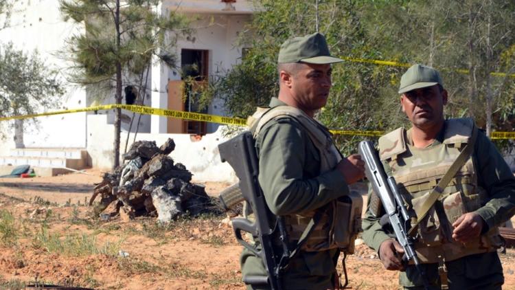 Des soldats tunisiens surveillent les lieux où s'est tenu un assaut, le 3 mars 2016 dans la ville de Ben Guerdane, une région du sud-est de la Tunisie proche de la frontière libyenne [FATHI NASRI / AFP/Archives]