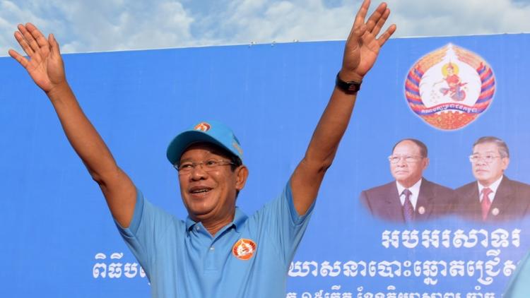 Le Premier ministre cambodgien Hun Sen salue ses partisans lors d'une réunion publique le 27 juillet 2018 à Phnom Penh. [TANG CHHIN Sothy / AFP]