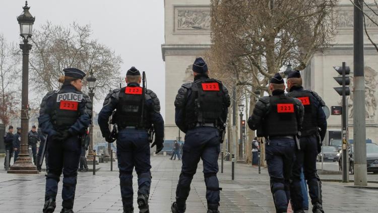 Des policiers en position près de l'Arc de Triompe, le 23 mars 2019 à Paris [FRANCOIS GUILLOT / AFP/Archives]