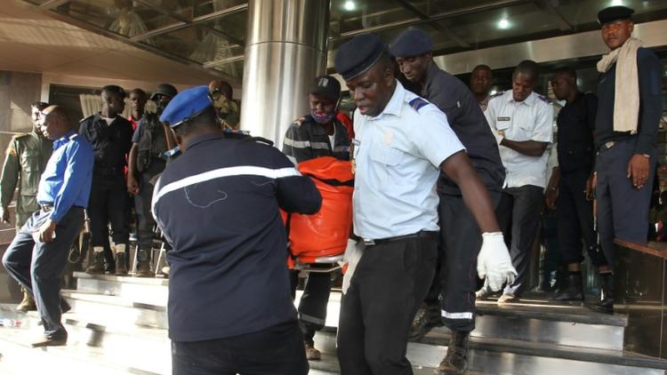 Les corps de victimes de l'attaque de l'hôtel Radisson, évacués le 20 novembre 2015 à Bamako [HABIBOU KOUYATE / AFP]