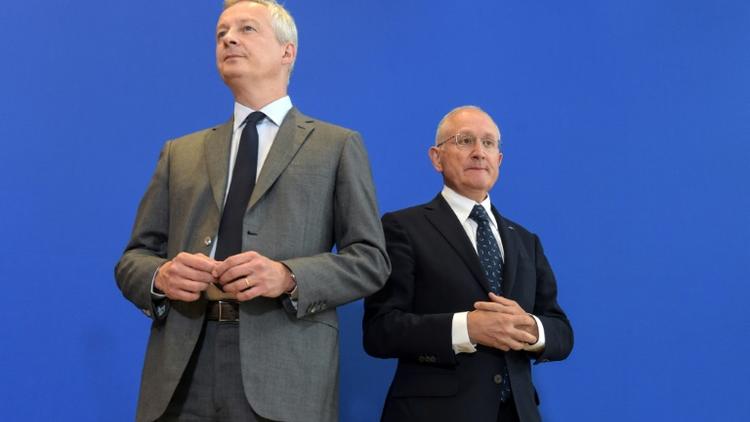 Le ministre de l'Economie Bruno Le Maire (g) et le patron La Poste, Philippe Wahl, lors d'une conférence de presse à Bercy, le 30 août 2018 [ERIC PIERMONT / AFP]