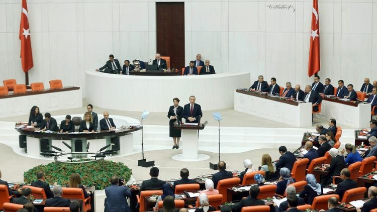 Le président turc Recep Tayyip Erdogan (C) s'adresse au députés du parlement, le 1er octobre 2016 à Ankara [ADEM ALTAN / AFP]