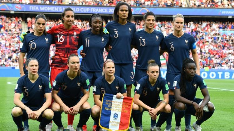 L'équipe de France féminine de football pose sur la pelouse du Parc des Princes avant le coup d'envoi du quart de finale du Mondial contre les Etats-Unis, le 28 juin 2019 [FRANCK FIFE / AFP]