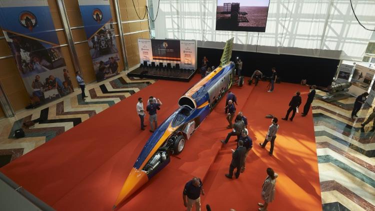 Des visiteurs devant une  voiture-fusée pouvant atteindre la vitesse surréaliste de 1.600 km/h présentée à Londres, le 24 septembre 2015 à Londres [NIKLAS HALLE'N / AFP]