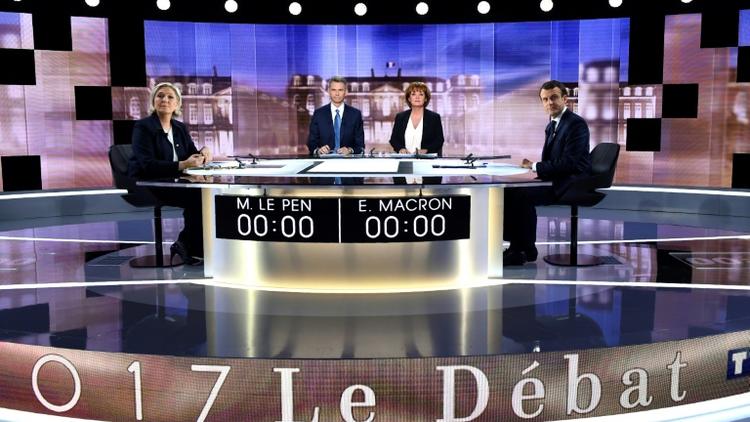 Les candidats à la présidentielle Marine Le Pen (g) et Emmanuel Macron (d) avant le débat télévisé diffusé sur France 2 et TF1, le 3 mai 2017 à La Plaine-Saint-Denis, au nord de Paris [Eric FEFERBERG / POOL/AFP]