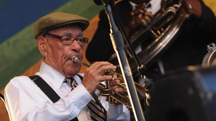 Lionel Ferbos alors âgé de 100 ans avec The Preservation Hall Jazz Band au festival de Jazz et d'Héritage de la Nouvelle Orléans le 6 mai 2012 en Louisiane [Rick Diamond / Getty/AFP/Archives]