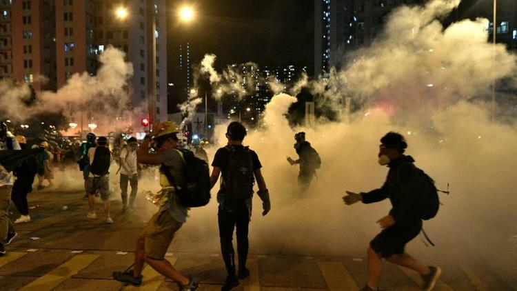 Manifestants prodémocratie au milieu des gaz lacrymogène dans le district de Wong Tai Sin à Hong Kong, tôt le 4 août 2019 [Anthony WALLACE / AFP]