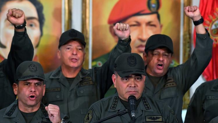 Le ministre vénézuélien de la Défense, le général Vladimir Padrino (c) entouré par des militaires, le 19 février 2019 à Caracas [Yuri CORTEZ / AFP]
