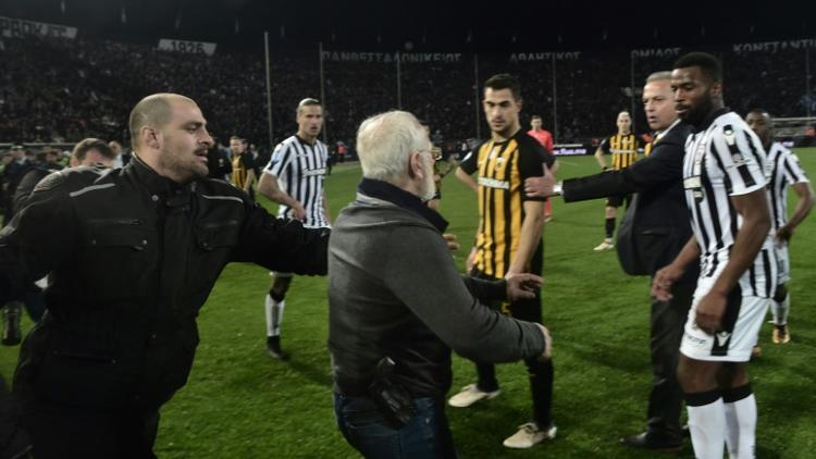 Le président du PAOK Ivan Savvidis lors de son irruption, arme à la ceinture, à la fin du match entre son équipe et l'AEK Athènes, le 11 mars 2018 à Thessalonique [stringer / AFP]