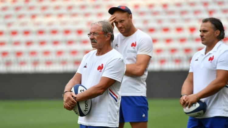Le sélectionneur de l'équipe de France, Jacques Brunel (g), lors d'un entraînement de l'équipe à Nice, le 16 août 2019 [Yann COATSALIOU / AFP/Archives]