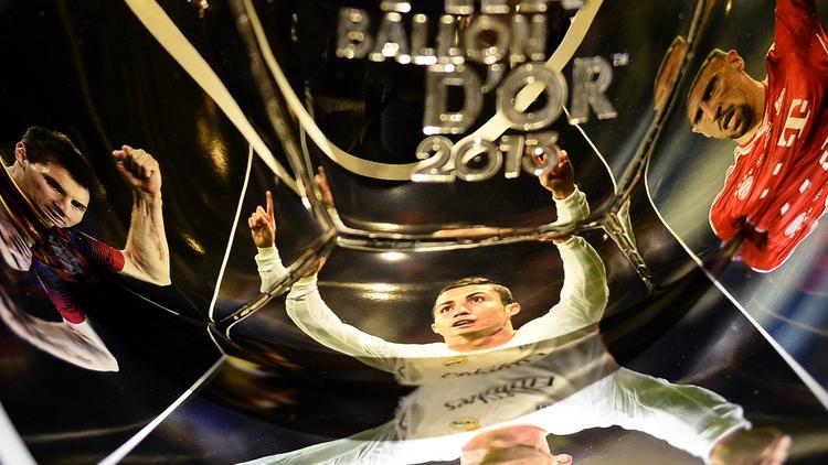 Le ballon d'or. Lionel Messi (g), Cristiano Ronaldo et Franck Ribéry (d) sont les trois finalistes sélectionnés en décembre 2013 [Franck Fife / AFP/Archives]
