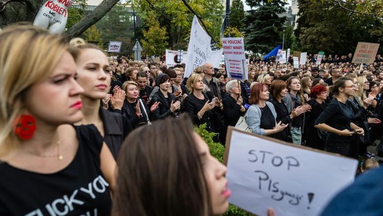 Manifestation en faveur de l'avortement, le 1er octobre 2016 devant le Parlement à Varsovie, en Pologne [WOJTEK RADWANSKI / AFP]
