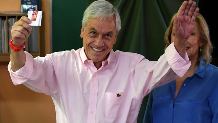 L'ex-chef d'Etat de droite Sebastian Piñera s'apprête à voter au 2e tour de l'élection présidentielle au Chili, le 17 décembre 2017 [Martin BERNETTI / AFP]