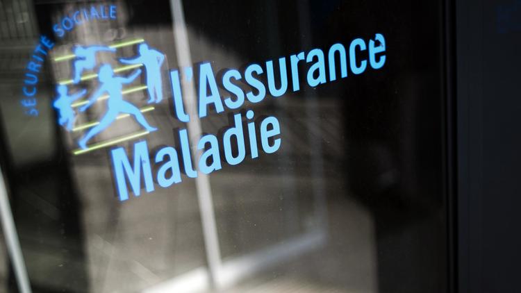 Photo prise le 23 octobre 2012 à Paris du logo de l'Assurance Maladie devant un batiment de la Caisse primaire d'Assurance Maladie (CPAM) [Fred Dufour / AFP/Archives]