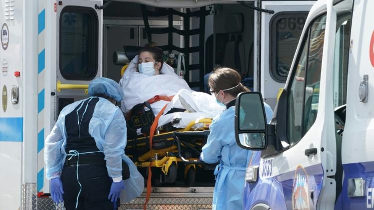 Une patiente arrive à l'hôpital de Wyckoff à New York le 5 avril 2020 [Bryan R. Smith / AFP]