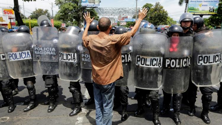 Un manifestant nicaraguyaen s'oppose aux policiers anti-émeutes, à Managua le 15 septembre 2018 [INTI OCON / AFP]