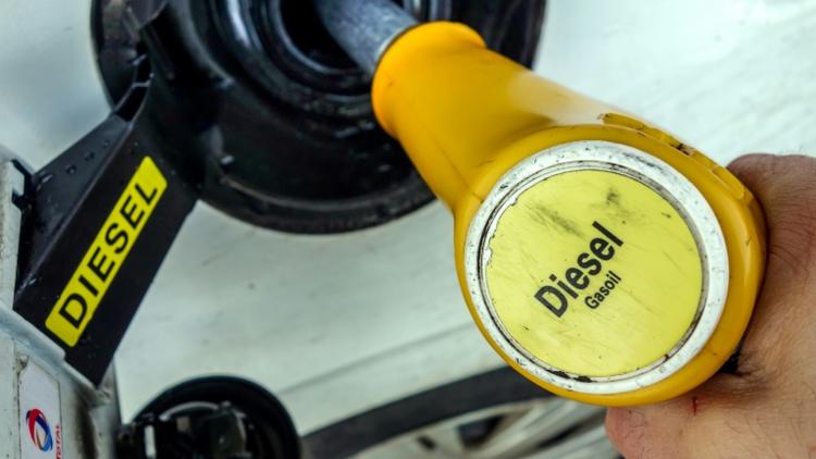 La taxation du gazole augmentera d'un centime par litre en 2016 puis en 2017 et celle de l'essence sera réduite du même montant sur la même période [Philippe Huguen / AFP/Archives]