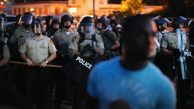La police anti-émeute face aux manifestants à Ferguson (Missouri) le 13 août 2014 [Scott Olson / Getty/AFP]