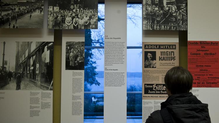 Photo d'archives du Wannsee House Museum à Berlin montrant un document d'époque de la couverture du livre de Hitler "Mein Kampf", le 5 janvier 2012 