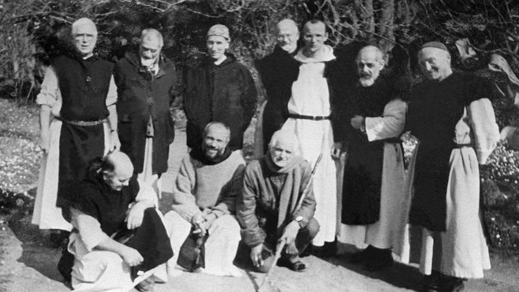 Photo d'archives non datée des moines français posant dans leur monastère à Tibéhirine [ / AFP/Archives]