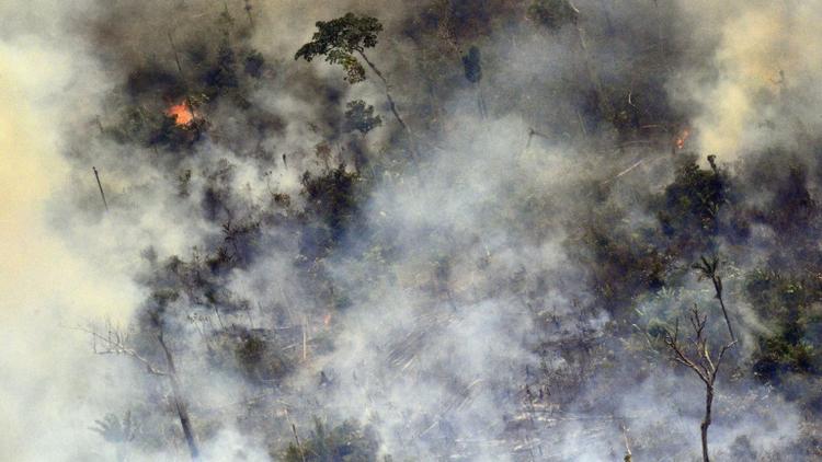 Photo aérienne montrant un panache de fumée qui s'élève d'un incendie dans la forêt amazonienne au nord-est du Brésil, le 26 août 2019 [Carl DE SOUZA / AFP]