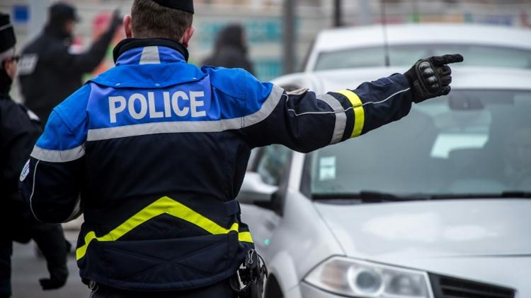 Un policier en charge de la circulation le 29 décembre 2016 à Beauvais [PHILIPPE HUGUEN / AFP/Archives]