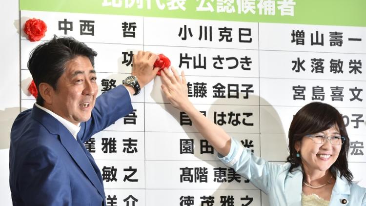 Le Premier ministre conservateur japonais Shinzo Abe (g), le 10 juillet 2016 à Tokyo [KAZUHIRO NOGI / AFP]